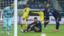 Para pemain Atalanta terlihat tertunduk lesu setelah Villarreal mencetak gol dalam pertandingan Grup F Liga Champions di Bergamo, Italia, Jumat (1/12/2021). Villarreal mengalahkan tuan rumah Atalanta dengan skor 3-2. (Spada/LaPresse via AP)