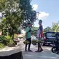 Foto  : Dua pelajar SMP berjualan keliling di Kota Betun, Kabupaten Malaka, NTT (Liputan6.com/Dion)