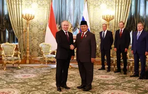 Presiden Rusia Vladimir Putin dan Prabowo Subianto, saat masih menjabat sebagai menteri pertahanan Republik Indonesia, bertemu di Moskow&nbsp;pada&nbsp;31 Juli 2024. (Dok. kemhan.go.id)