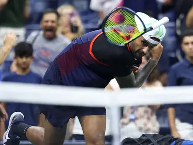 Petenis Australia, Nick Kyrgios tak mampu membendung rasa kecewanya usai dikalahkan petenis asal Rusia, Karen Khachanov di babak perempat final US Open 2022 dengan skor 7-5 4-6 7-5 6-7 (3) 6-4 pada Rabu (7/9/2022) waktu setempat. (AFP/Getty Images/Elsa)