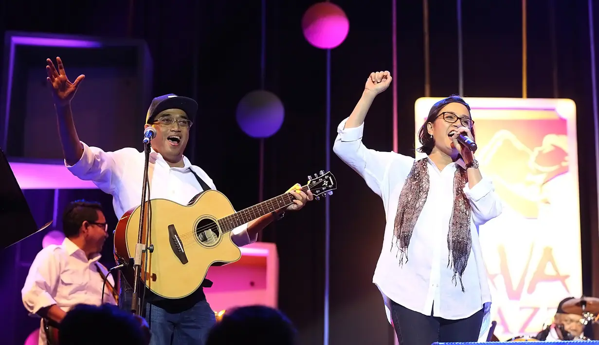 Lagu berikutnya milik Slank yang berjudul Ku Tak Bisa. Hanif Dhakiri dan Budi Karya seolah menjadi lead vokal untuk lagu tersebut. Dan dilanjutkan lagu Juwita Malam yang dibawakan oleh Menteri Keuangan Sri Mulyani. (Bambang E Ros/Bintang.com)