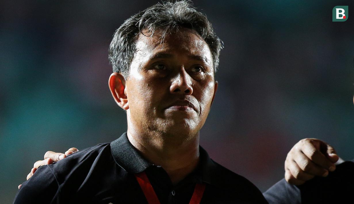 Bima Sakti yang juga menjadi pelatih Alfin Lestaluhu saat itu terus membawa semangat anak buahnya tersebut yang merupakan sosok pekerja keras dalam skuatnya hingga kini saat berlaga di piala AFF U-16 edisi 2022. (Bola.com/Bagaskara Lazuardi)