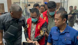 Kepala Dinas Energi dan Sumber Daya Mineral (ESDM) Provinsi Kalteng, Vent Christway ditahan dalam kasus dugaan korupsi pada sektor pertambangan zirkon.