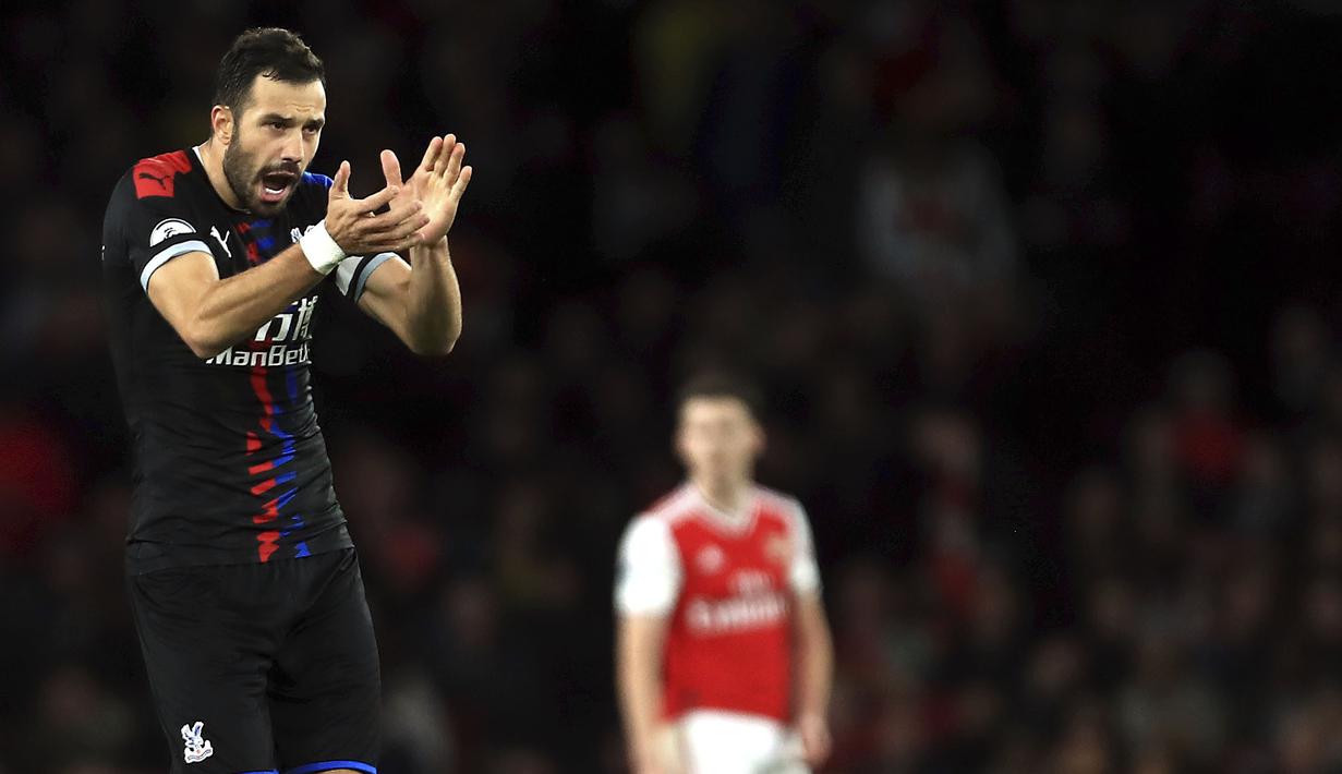 Pemain Crystal Palace, Luka Milivojevic, melakukan selebrasi usai membobol gawang Arsenal pada laga Premier League 2019 di Stadion Emirates, Minggu 927/10). Kedua tim bermain imbang 2-2. (AP/Leila Coker)