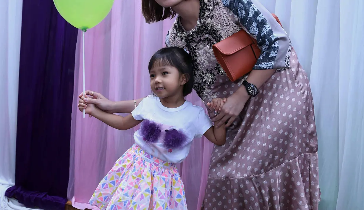 Keceriaan Ayu Dewi serta Putrinya. Anak pertama Anang Hermansyah dan Ashanty, Arsy Addara Musicia Nurhermansyah atau biasa disapa Arsy lahir 14 Desember 2014. Kini Arsy telah memiliki seorang adik yang bernama Arsya Akbar. (Nurwahyunan/Bintang.com)