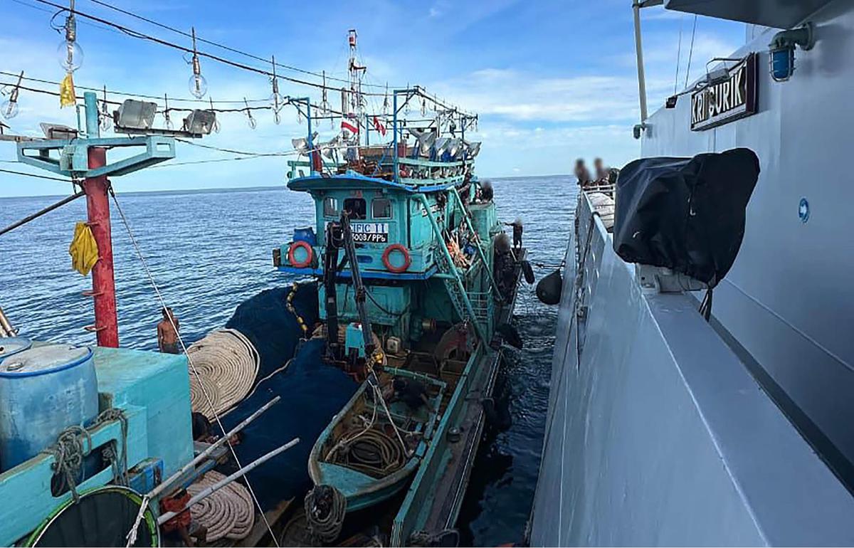 FOTO: KRI Surik-645 Gagalkan Penyelundupan 49 Paket Sabu di Selat Malaka