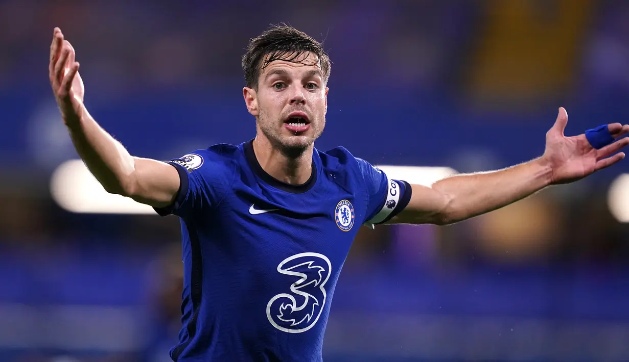 6. Cesar Azpilicueta (Chelsea, 2012-sekarang). Telah memperkuat Chelsea dalam 278 penampilan, meraih 2 gelar Liga Europa, 2 Premier League, 1 Piala Liga dan 1 Piala FA. Sosok bek sayap kanan yang piawai memotong umpan silang. Dipercaya menjadi kapten saat menjadi starter. (AFP/John Walton/Pool)