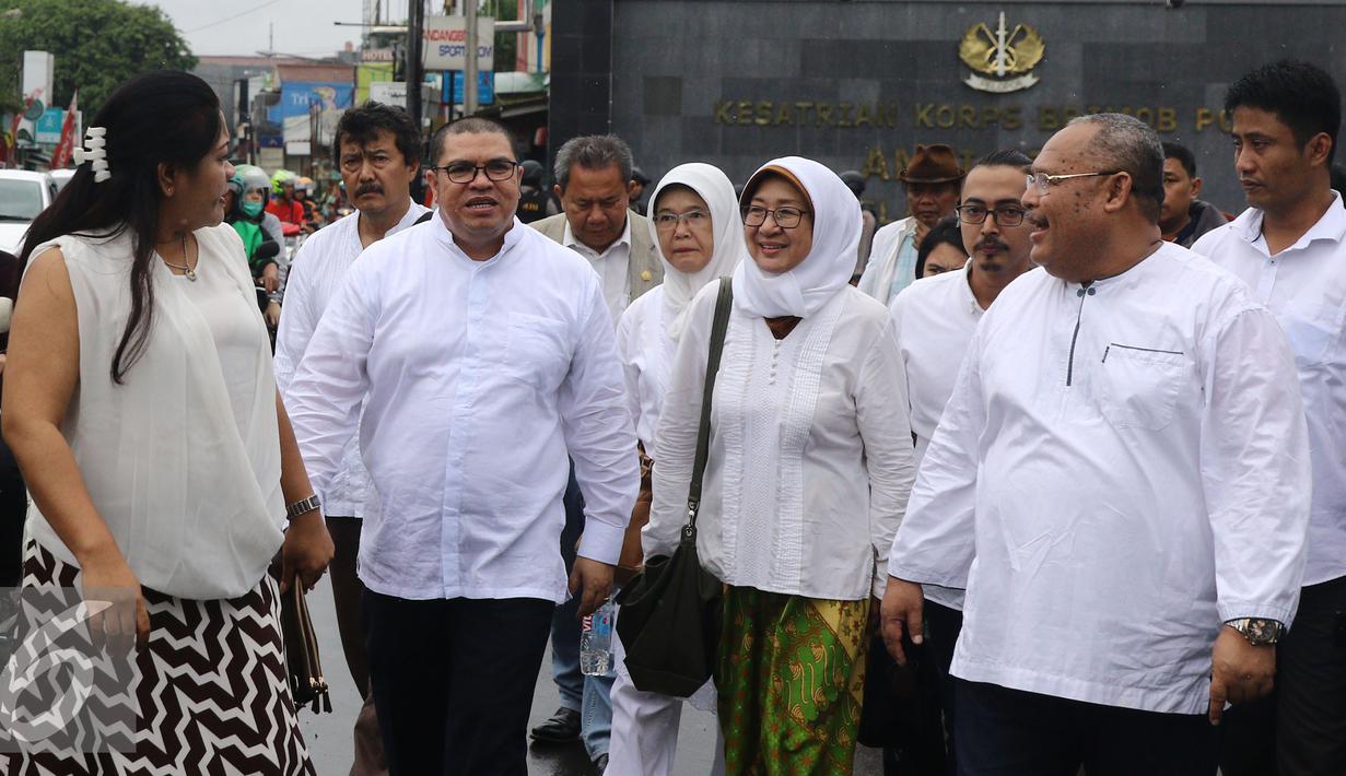 Kuasa hukum aktivis Sri Bintang Pamungkas, Razman Arif Nasution (kedua kiri) saat tiba di Mako Brimob Kelapa Dua, Depok, Jawa Barat, Jum'at (2/12). (Liputan6.com/Herman Zakharia) 