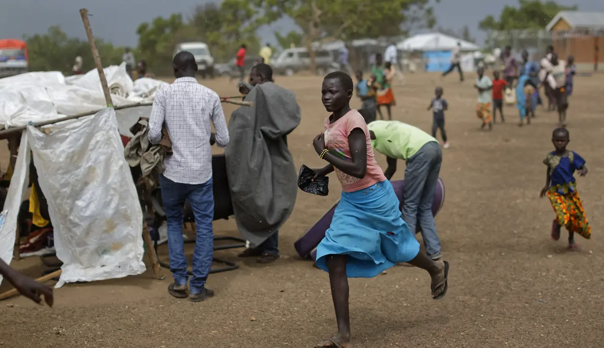 Seorang anak berlari saat berada di Bidi Bidi, Uganda, Selasa (6/6). Bidi Bidi adalah pemukiman pengungsi terbesar di dunia yang menampung pengungsi Sudan Selatan. (AP Photo / Ben Curtis)