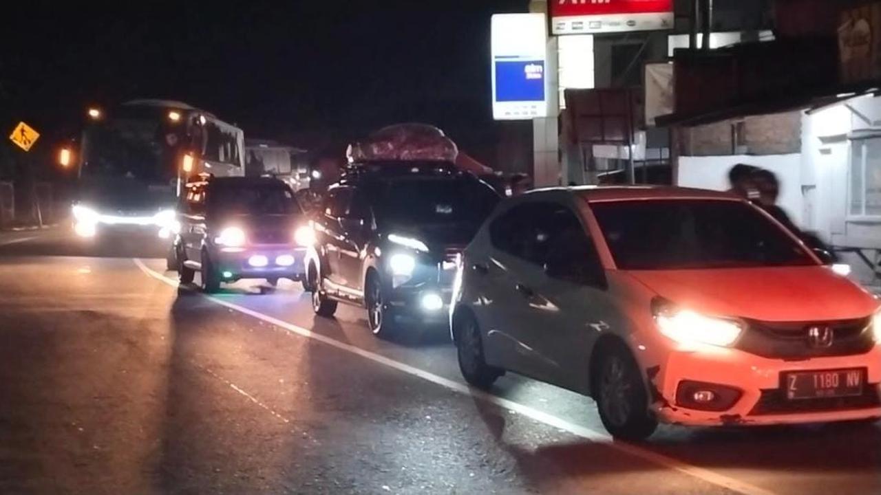 Antrian kendaraan pemudik mulai meningkat di jalur nasional III Limbangan-Malangbong, Garut, Jawa Barat menjelang dini hari. (Liputan6.com/Jayadi Supriadin)