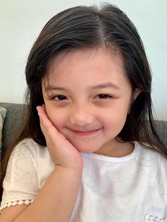 Sebagai musisi ternama Indonesia, Anang Hermansyah pernah gagal dalam rumah tangganya sebelum pada akhirnya menikah lagi. Kali ini Anang menikah dengan Ashanty dan dikaruniai 2 orang anak. Arsy menjadi anak pertama mereka yang menggemaskan. (Liputan6.com/queenarsy)