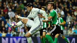 Penyerang Real Madrid, Alvaro Morata berusaha mengontrol bola dari kawalan gelandang Real Betis, Alin Tosca pada lanjutan La Liga Spanyol di Stadion Bernabeu, Madrid, (13/3). Real Madrid menang atas Real Betis dengan skor 2-1. (AFP Photo / Gerard Julien)
