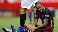 Neymar menahan sakit saat laga melawan Sevilla di lanjutan La Liga Spanyol, Minggu (4/10/2015). Tanpa Messi, Barcelona harus mengakui keunggulan Sevilla dengan skor akhir 2-1. (REUTERS/Marcelo del Pozo)