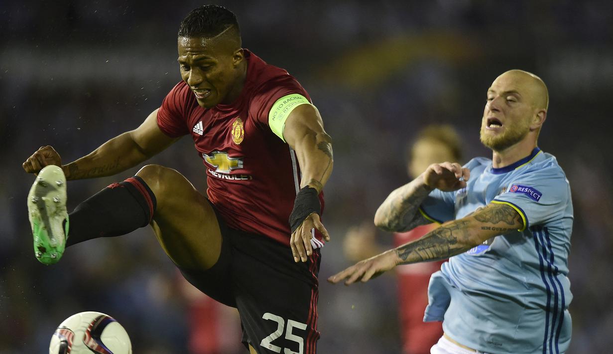 Luis Antonio Valencia. Bek kanan Kolombia ini memperkuat Manchester United dalam 10 musim mulai 2009/2010, sempat mengganti nomor punggungnya dari 25 menjadi 7 di musim ke-4 berseragam Setan Merah. Usai itu ia kembali ke nomor 25. Total tampil dalam 339 laga dengan 25 gol. (Foto: AFP/Miguel Riopa)