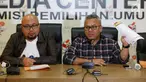 Ketua KPU Arief Budiman (kanan) dan Komisioner Ilham Saptra saat jumpa pers di kantor KPU, Jakarta, Minggu (8/7). KPU RI menerima hasil rekapitulasi perolehan suara dari 111 daerah yang menyelenggarakan pilkada 27 Juni. (Liputan6.com/Herman Zakharia)