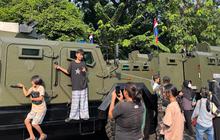 Antusias Emak-Emak Ajak Anak Foto Bareng Tentara di HUT TNI ke-80: Semoga Nular Gagahnya