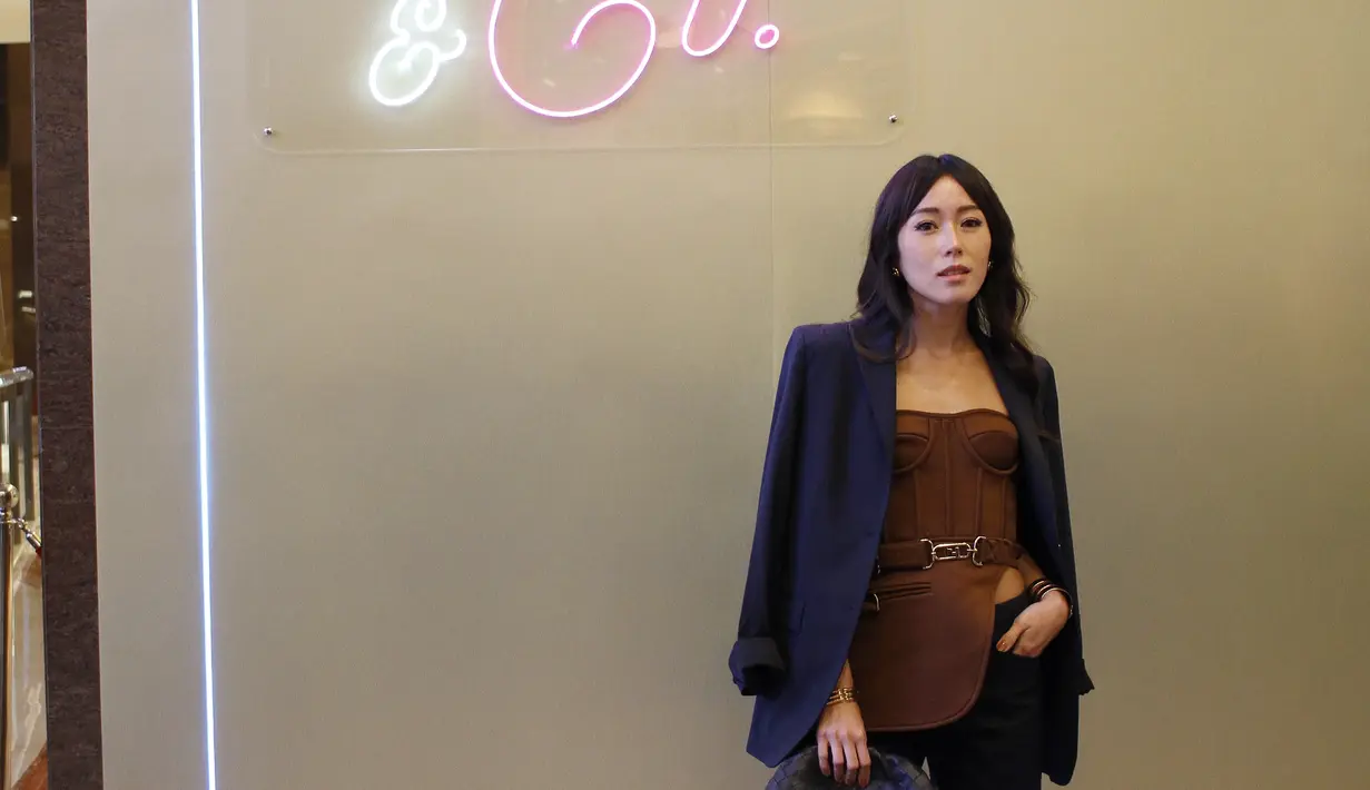 Rosalindynata Gunawan juga begitu edgy dengan tube top dan flair pants, oversized blazer menjadikan gayanya semakin istimewa. [Foto: Tiffany&Co. dok]
