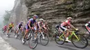 Para pebalap selepas start di Lembah Harau dalam Etape 5 Tour de Singkarak 2015 antara Lembah Harau-Payakumbuh, Rabu (7/10/2015). (Bola.com/Arief Bagus)