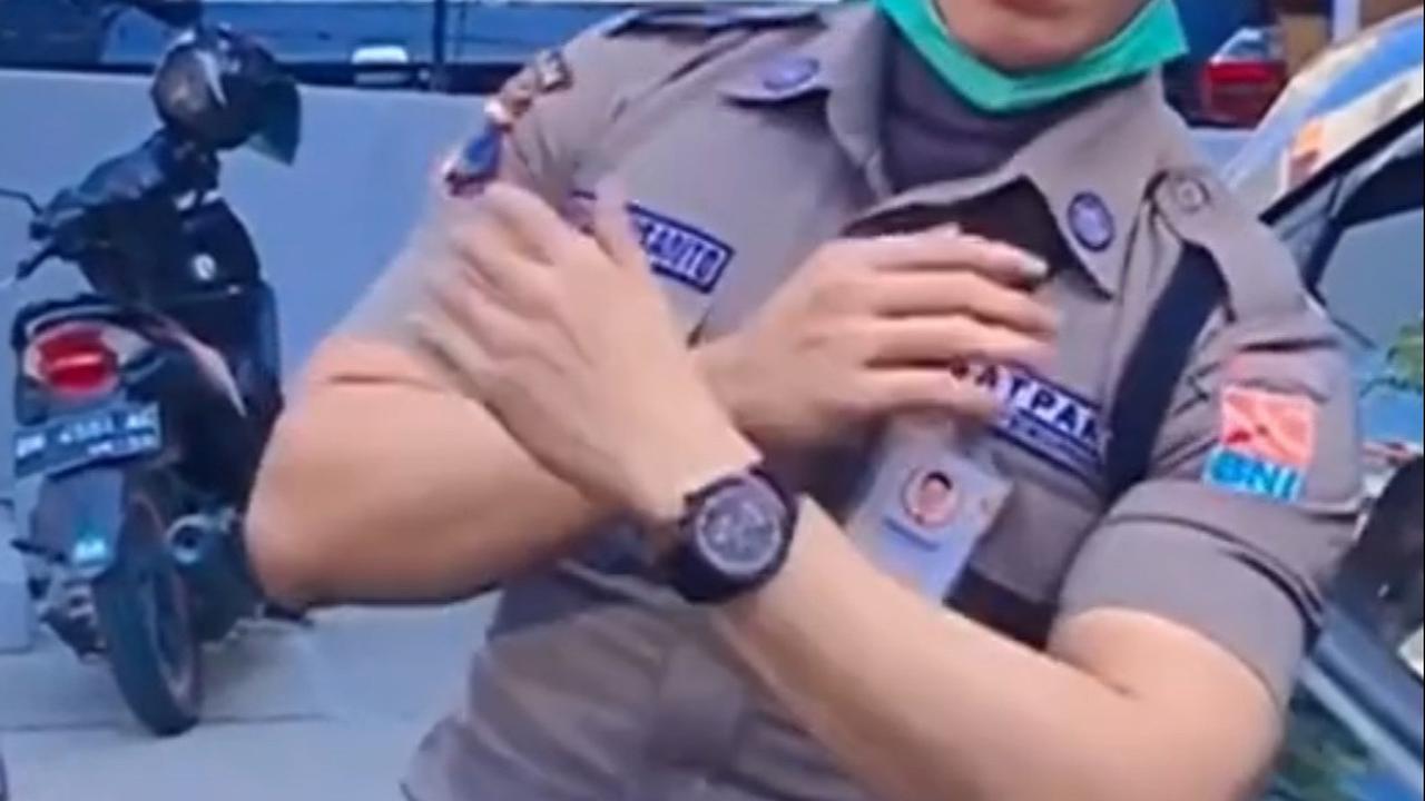 Dapat SP Gara-gara Konten Tik Tok, Mantan Satpam Bank Tampan Kini Sukses Jadi Pedagang Ikan Asin