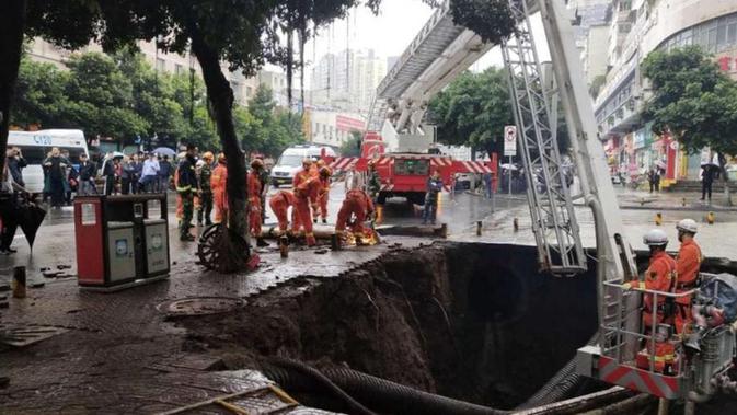 Lubang dalam terbentuk setelah sebuah trotoar amblas di China, Minggu, 7 Oktober 2018 (AFP)