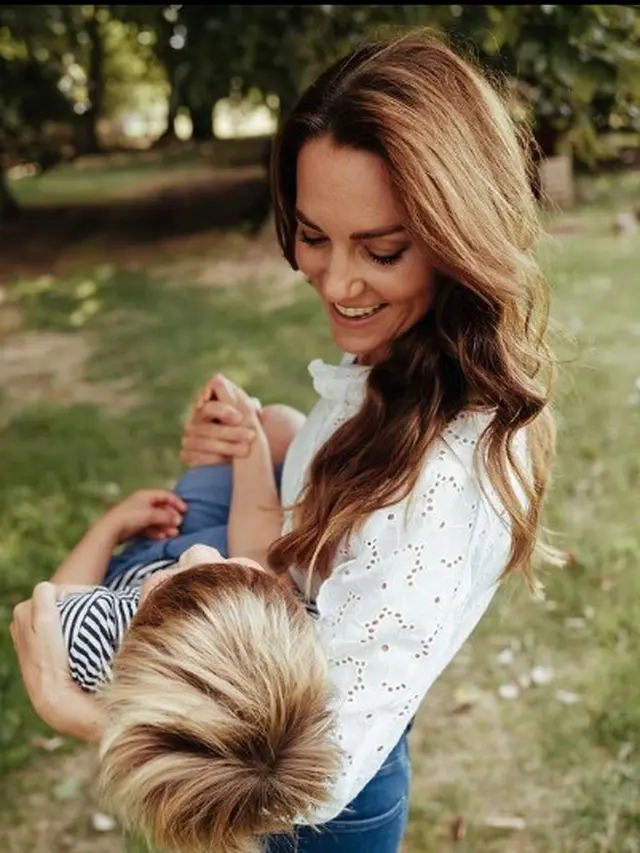 Rayakan Hari Ibu, Intip Potret Kate Middleton dan 3 Buah Hati Duduk di Pohon
