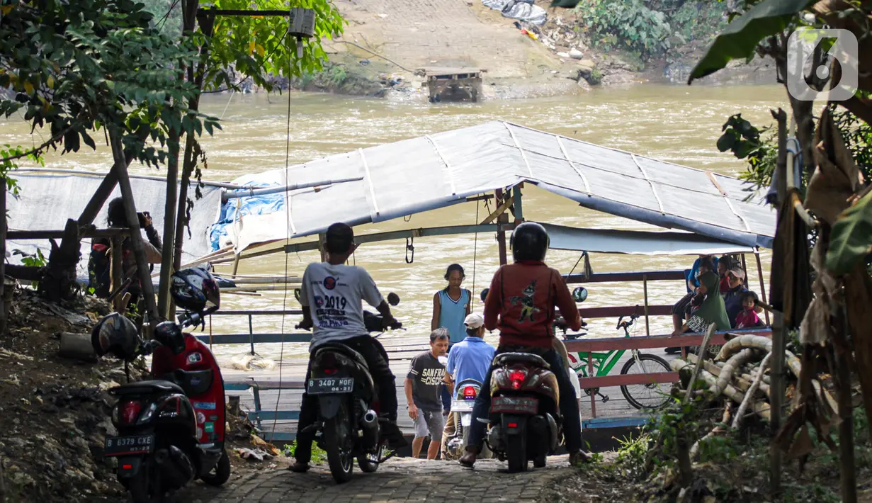 Warga bersiap menaiki perahu eretan di Sungai Cisadane, Neglasari, Kota Tangerang, Kamis (7/10/2021). Keberadaan jasa penyeberangan perahu eretan dengan tarif Rp 2.000 tersebut guna mempersingkat jarak tempuh dan waktu. (Liputan6.com/Angga Yuniar)