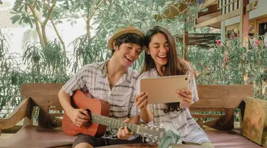 Dinda Kirana dan Naufal Samudra sudah menjalin hubungan asmara 4 tahun lamanya. Sejak saat itu, hubungan keduanya selalu harmonis dan romantis. Ketika berlibur bersama, mereka pun tampak selalu mesra.. (Liputan6.com/IG/@dindakirana.s)