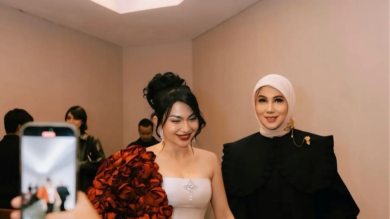Gaya Anggun Marini Zumarnis Jinjing Tas Hermes Support Calon Mantu, Ariel Tatum, yang Bintangi Film La Tahzan
