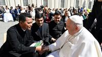 RD. Yakobus Donisius Migo, S fil. M.TH. Lic.Th. com saat bertemu dengan Bapa Paus Fransiskus di Basilika Santa Maria Maggiore Vatikan (Dok. Romo Doni)