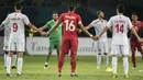 Pemain Indonesia dan Palestina berpegangan tangan pada laga Asian Games di Stadion Patriot, Jawa Barat, Rabu (15/8/2018). Indonesia takluk 1-2 dari Palestina. (Bola.com/Vitalis Yogi Trisna)