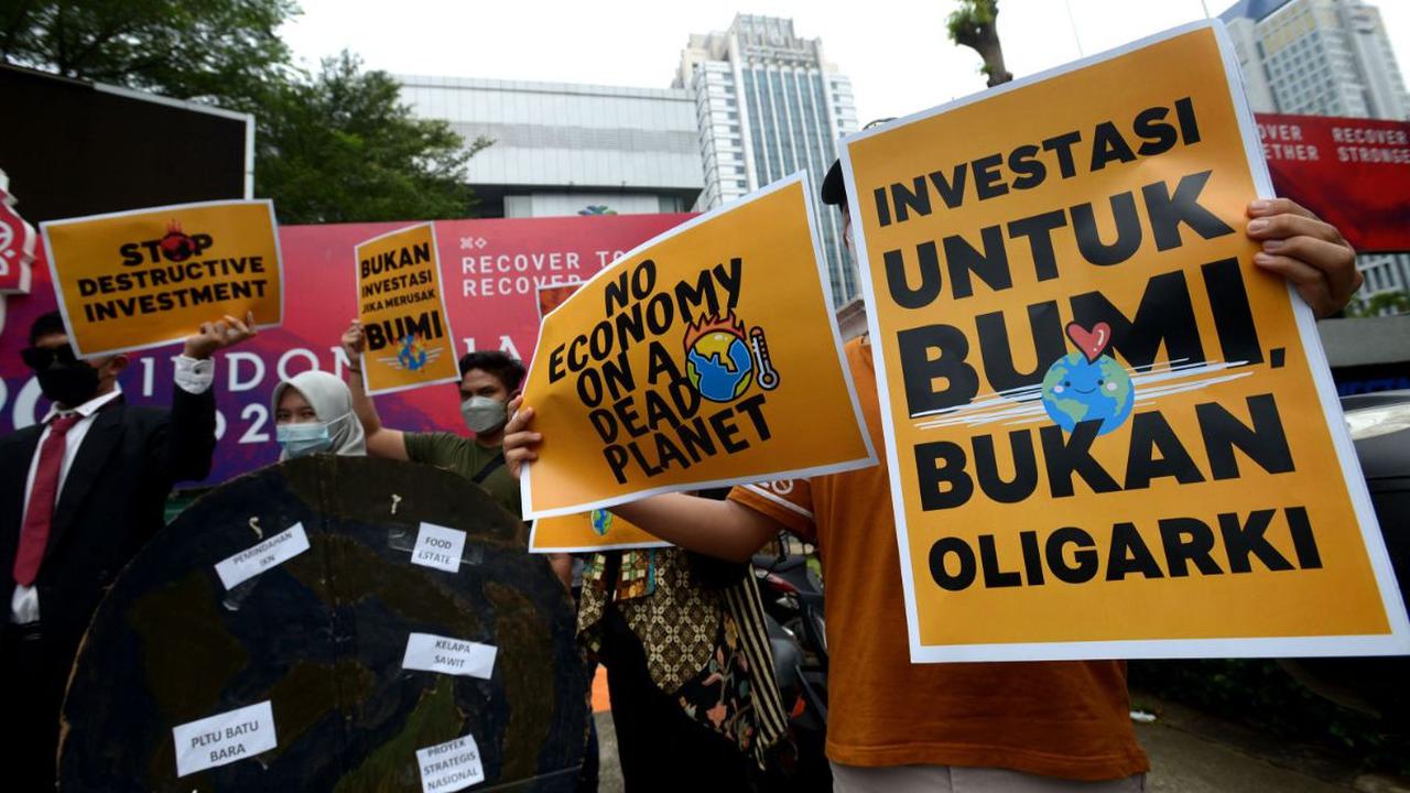 Masyarakat yang tinggal di daerah yang bergantung pada bahan bakar fosil harus beradaptasi dengan lingkungan baru, serta menyesuaikan keterampilan dan pengetahuannya yang mungkin sulit dilakukan dalam waktu singkat.<br>