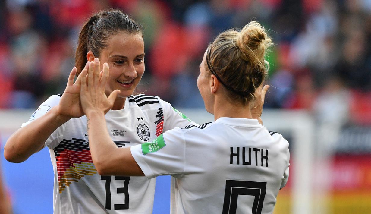 Sara Dabritz (kiri). Gelandang Timnas Jerman ini kini memperkuat Paris Saint-Germain di Liga Sepakbola Wanita Prancis. (AFP/Philippe Huguen)