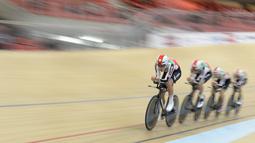 Tim Swisssedang beraksi di nomor Team Pursuit Putra Kejuaraan Eropa Balap Sepeda Trek 2015 di Grenchen, Swiss, (15/10/2015). (EPA/Anthony Anex)