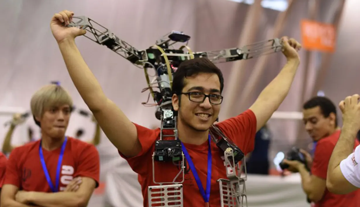 Seorang Programer mengangkat robotnya dalam RoboCup 2015 di Hefei, provinsi Anhui, Cina (22/7/2015). Tim Australia memenangkan ajang RoboCup 2015 di Cina. (AFP/Stringer)