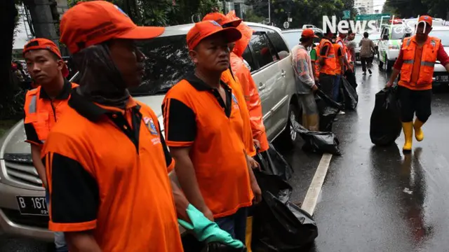 Aksi yang dilakukan oleh salah seorang pasukan oranye saat banjir, ternyata mengundang perhatian dari Gubernur Jakarta, Basuki Tjahaja Purnama.