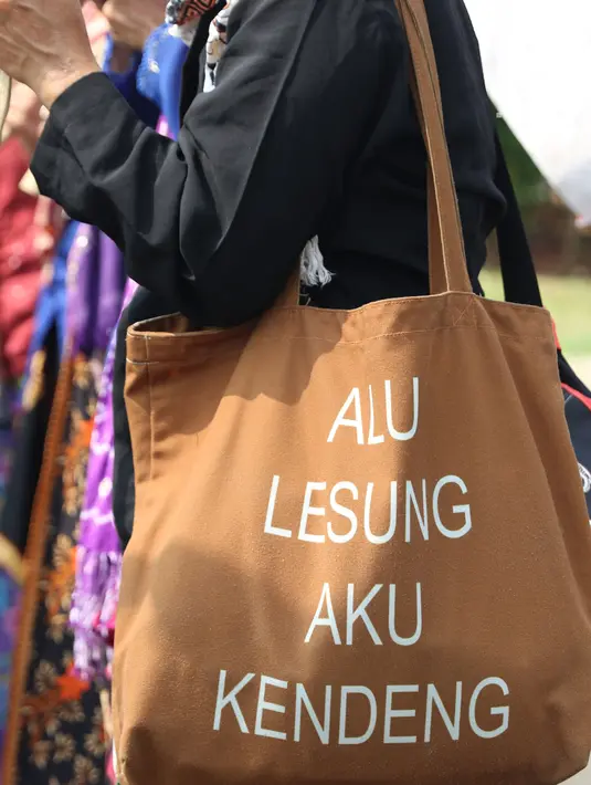 Tulisan salah satu tas yang dibawa petani Kendeng saat aksi di depan Istana Negara, Jakarta, Kamis (2/8). Dalam aksinya, mereka melakukan tradisi Brokohan atau makan bersama nasi aneka urap yang sebelumnya didoakan. (Liputan6.com/Helmi Fithriansyah)