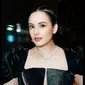 Untuk makeup, wajah Chelsea Islan dipulas dengan gaya natural bernuansa coral. Namun sentuhan warna metalik di bawah mata jadi aksen artsy. [@chelseaislan]