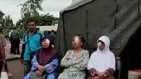 Di Komplek Batalyon Zeni Tempur, Ambarawa, Kabupaten Semarang, Jawa Tengah, puluhan warga mengantre untuk dioperasi katarak gratis.