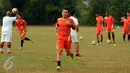 Mahadirga Lasut saat mengikuti latihan bersama Persija di National Youth Training Centre, Sawangan, Depok, Senin (2/11/2015). Dirga Lasut pernah tampil memperkuat sayap timnas Indonesia U-23 pada 2009-2011 lalu. (Liputan6.com/Helmi Fithriansyah)