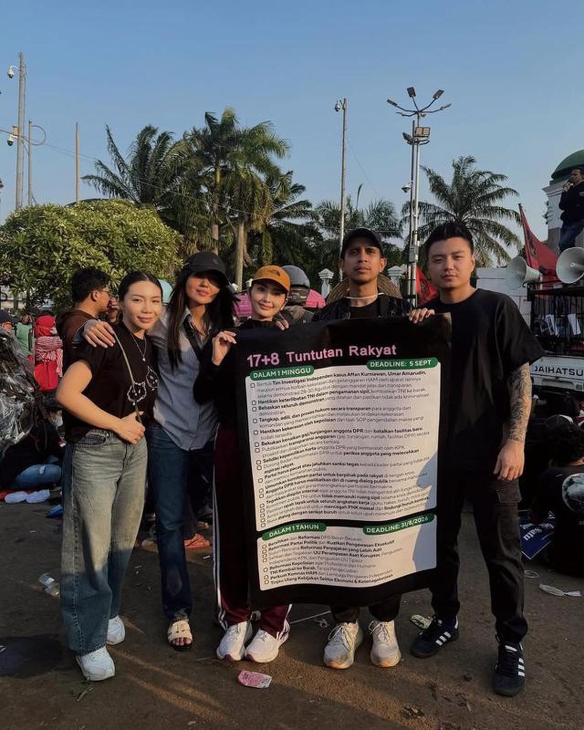 6 Potret Debi Sagita Turun ke Jalan Ikut Demo Gaungkan '17+8 Tuntutan Rakyat'