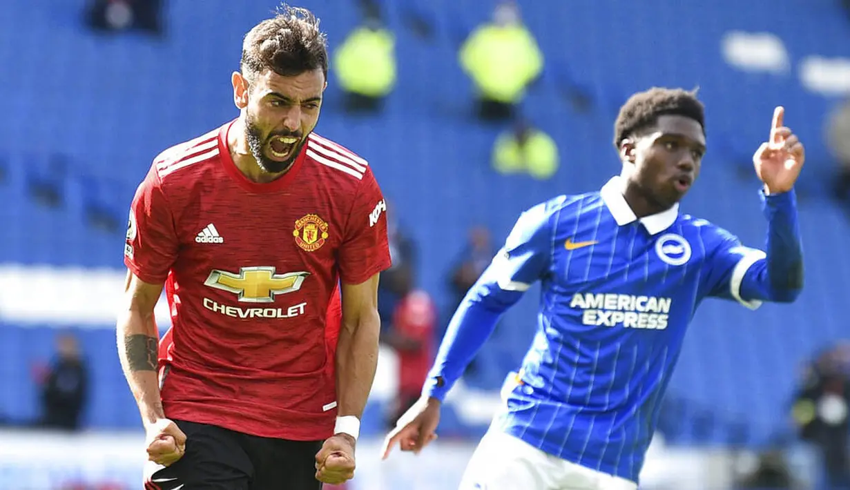 Pemain Manchester United, Bruno Fernandes, melakukan selebrasi usai mencetak gol ke gawang Brighton Hove Albion pada laga Liga Inggris, Sabtu (26/9/2020). Setan Merah menang dengan skor 3-2. (Glyn Kirk/Pool via AP)