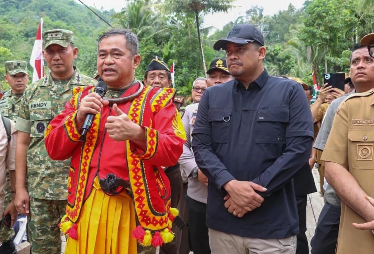 FOTO: Kasad  Maruli Resmikan Jembatan Bailey Penghubung Desa di Nias Selatan