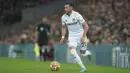 Gelandang Leeds United, Jack Harrison membawa bola saat bertanding melawan Liverpool selama pertandingan lanjutan Liga Inggris di stadion Anfield di Liverpool, Inggris, Kamis (24/2/2022). Liverpool menang telak atas Leeds United 6-0.  (AP Photo/Jon Super)