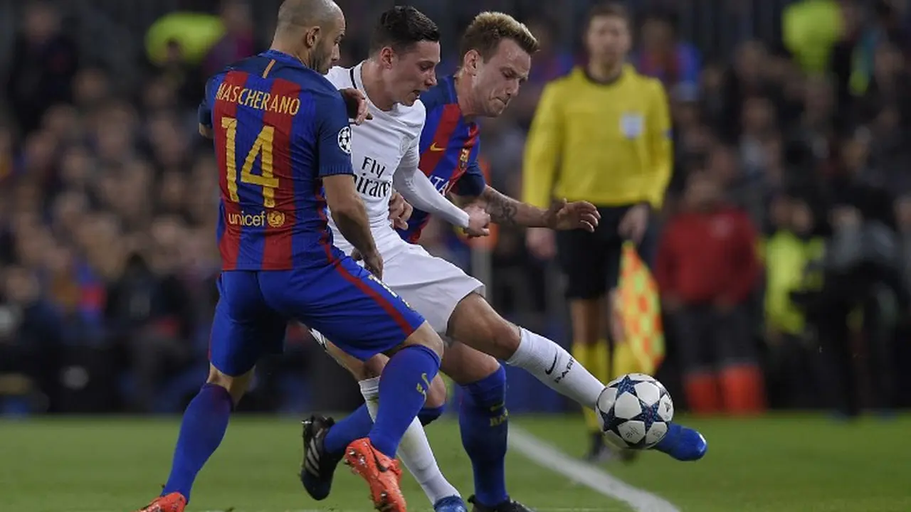 Bek Barcelona Javier Mascherano (kiri) mengaku beruntung pelanggarannya atas Angel Di Maria tidak berbuah penalti bagi Paris Saint-Germain. 