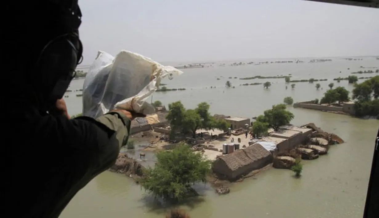 Tentara Pakistan melihat kondisi tempat warga terjebak banjir di Desa Rajanpur, Punjab, Pakistan, Kamis (6/8/2015). Sedikitnya 116 orang tewas dan lebih dari 850 ribu warga terkena dampak banjir tersebut. (AFP PHOTO/SS MIRZA)
