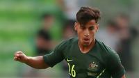 Gelandang Australia, Daniel Arzani menggiring bola dalam laga persahabatan melawan Hongaria di Budapest, Sabtu (9/6). Arzani menjadi pemain termuda yang tampil dalam Piala Dunia 2018 dengan usia 19 tahun 161. (Ferenc Tisza/AFP)
