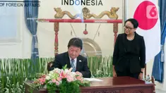 Menteri Luar Negeri Retno Marsudi (kanan) menyaksikan Menteri Luar Negeri Jepang Motegi Toshimitsu menandatangani buku tamu saat tiba di Gedung Kemlu, Jumat (10/1/2020). Kunjungan membahas kerjasama di bidang investasi termasuk pengembangan pulau terluar seperti Natuna. (Liputan6.com/Faizal Fanani)