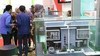 Pengunjung melihat maket rumah di pameran Indonesia Property Expo (IPEX) 2017 di JCC, Senayan, Jakarta, Jumat (11/8). Pameran proyek perumahan ini menjadi ajang transaksi bagi pengembang properti di seluruh Indonesia. (Liputan6.com/Angga Yuniar)