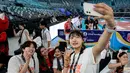 <p>Pemain Red Sparks, An Ye-rim (kanan) berswafoto dengan Kim Se-in (kiri), Shella Bernadetha (kedua kiri), dan Sania Clarissa Putri saat acara fans signing Fun Volleyball 2024 di Indonesia Arena, Senayan, Jakarta, Sabtu (20/04/2024). (Bola.com/Bagaskara Lazuardi)</p>