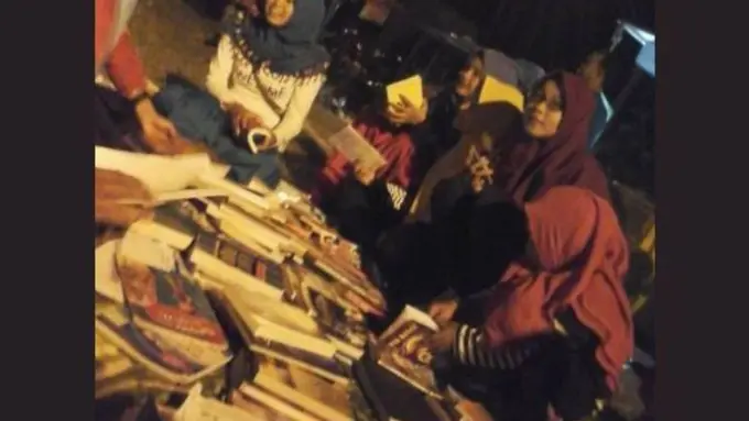 Sambil Dagang Otak-otak, Pria Ini Buka Perpustakaan Gratis